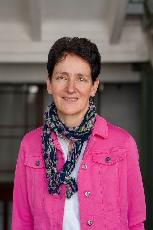 Porträt Monika Lewitsch – diplomierte Trainerin, Wirtschafts- und Organisationspsychologin, Leitung des Ausbildungsinstituts RE-Education