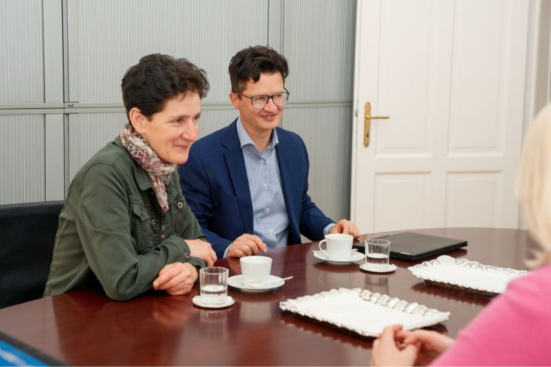 Klassisches Beratungssetting am Tisch – Beratung und Weiterbildung greifen ineinander, RE-Education als Ausbildungsinstitut der RE-Consult GmbH