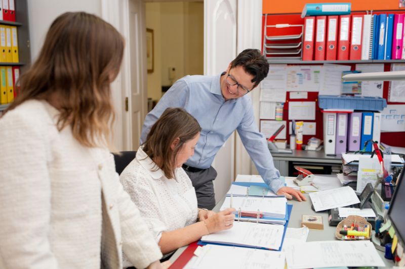 Karl Rotter und Monika Lewitsch im Trainings-Setting mit Inhaberin am Tisch – Wissen direkt im Unternehmen vermitteln